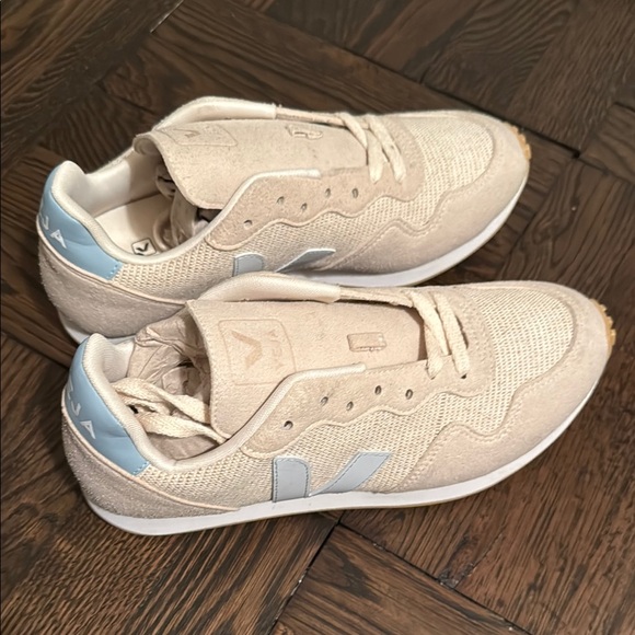 Veja Sneakers - Picture 4 of 7